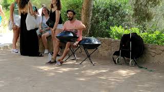 Guy playing the hang drum in Güell Park