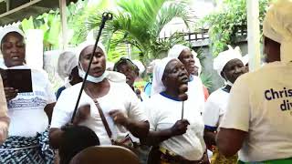 Kilombo 46 et la chorale; pleurent Madame KAILLY NÉE MISSOLEKELET Arlette Bienvenue ; 3ème Jours.