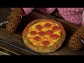 black friend makes cheese pizza asmr