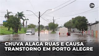 Chuva alaga ruas e causa transtorno em Porto Alegre