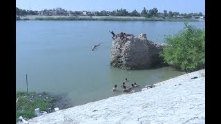 Baghdad residents head to the river to escape the heat