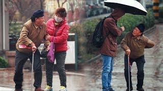 An Unwell Old Man Sits Alone in the Street on a Rainy Day, What Will Passers-by Do?