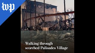 Reportér prochází spálenou vesnicí Palisades