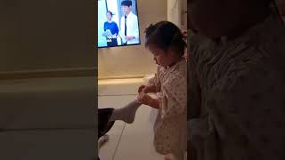 서하 엄마 ! 양말 벗겨주는 착한 효녀.. #육아 #김서하 #24개월아기 #shorts #kids #엄마 #양말