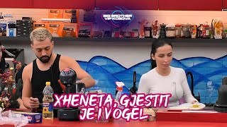 Xheneta, Gjestit: Merre një pijat, më fal, je i vogël, derisa ai ngre lart për t’i marrë