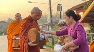 บิณฑบาตรในวันแห่งชาติที่วัดบ้านเก่าบ่อ อำเภอหัวตะพาน จังหวัดอำนาจเจริญ