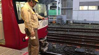 京急線金沢文庫駅上り4番線ホームに停車中の、上り8両編成3C特急品川行き1000形224〜217編成と増結車両の4両編成3C特急品川行き600形653-1〜4編成が連結します！…連結完了！