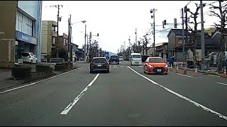 何を急いでいるのか知らないけど怖い運転する車だなぁ～！！