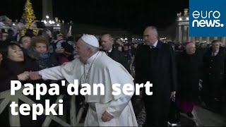 Papa Francis elini sertçe çeken kadına tepki gösterdi