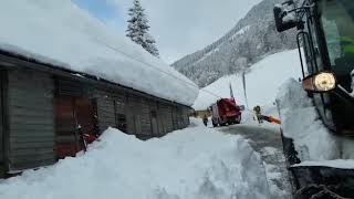 Schnee von Dach schneiden