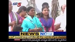 YS Vijayamma By Election Campaign In Parakala (TV5)