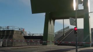 Die Cuxhavener Klappbrücke im Einsatz im Hafengebiet von Cuxhaven