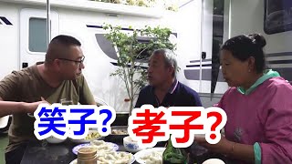 让七旬父母住深山房车里，父子酒桌上起争执