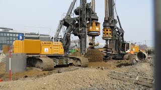 Soeren66 - 2 Bohrgeräte LIEBHERR LB36 in der Hamburger Hafencity