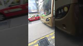 九巴SK 9090 在旺角撞上一架車 車窗損毀