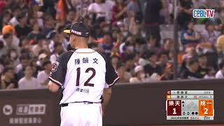 10/12 季後挑戰賽G1 樂天 VS 統一 八局上，陳韻文上場接替投球任務，單局兩次三振成功化解危機