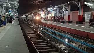 22904 Bhuj Bandra AC SF Express arriving at Vadodara junction. #BhujExpress #vadodarajunction