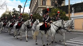 Carabinieri a cavallo per le vie di Roma