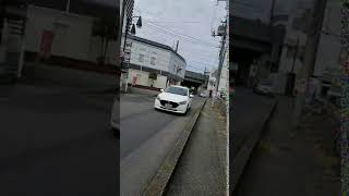 ながら運転？白　デミオ