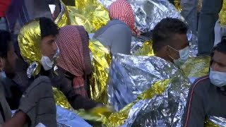 Hundreds of migrants await evacuation from Lampedusa