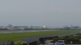 大阪国際（伊丹）空港　60　touch down at itami airport 2010/06/29