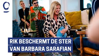 Rik Verheye beschermt de ster van Barbara Sarafian op de Walk of Fame