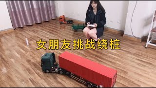 女朋友玩卡车模型练习绕桩