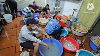Thành đạt cùng  anh em học viên làm món lòng Dồi sụn non