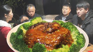 80元买2个肘子，德哥做酒席上才能吃到的鱼香肘子，软烂入味，一家人吃安逸了【三德子美食】