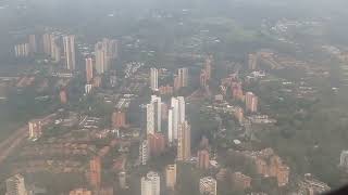 sobrevolando Medellín antes de Aterrizar. nublado #medellín  #aeropuerto #volar