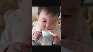 눈물 젖은 분유 먹는 아기(Baby drinking powdered milk with tears)