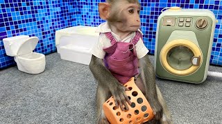 Monkey Baby Bim Bim got his clothes dirty and went to do laundry in the toilet