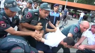 Ermənistanda polislə aksiyaçılar toqquşub - Etirazlar davam edir