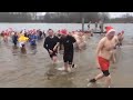 geslaagde eerste nieuwjaarsduik met 100 deelnemers in de gavers