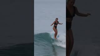 金发美女 monica 在大海里游泳冲浪 Beautiful blonde swims and surfs in the ocean sport