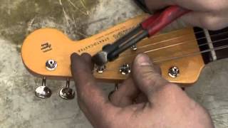 Changer les cordes d'une guitare électrique type Stratocaster