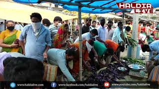 লকডাউন উপেক্ষা করে হলদিয়া ক্ষুদিরাম নগরে হাটে মানুষের ভিড়