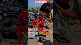 തെരുവിൽ കണ്ട കുട്ടിക്ക് KIDS Scooter വാങ്ങി നൽകി യുവാവ് ❤️