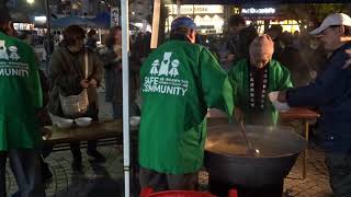 さかえ汁 栄汁 栄区商店街連合会による名物“さかえ汁”の無料配布 ほっとイルミネーション点灯式  JR本郷台駅前広場 栄区2017/12/01