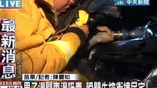 男子開車吸毒 瞬間失控撞民宅