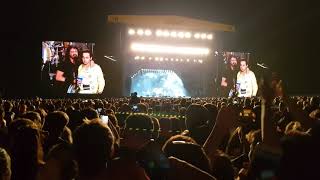 Dave Grohl pulls man dressed as Freddy Mercury on stage to sing under pressure - Leeds Festival 2019