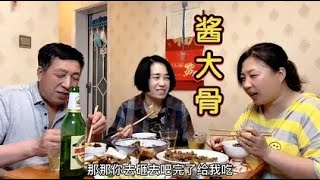 老妈花50块钱买四根大骨头，块大肉多咬一口真过瘾，仨人吃的贼香