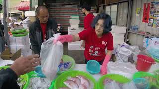 客人叫阿源賣快一點 不再喇賽了啦 台中市大雅市場阿源海鮮叫賣Taiwan seafood auction