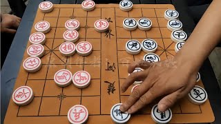 打马吃炮，难解决！修电梯师傅挑战棋摊大师惨遭拿捏，这棋没救了【街边下象棋】