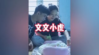 小虎给文文买零食，孩子非常的健康，小虎还搬运盖房材料