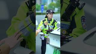 上海女交警耐心疏导驾驶员 #police #警察