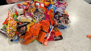 Halloween candy sorting ! Subscribe if you want more videos like this this !