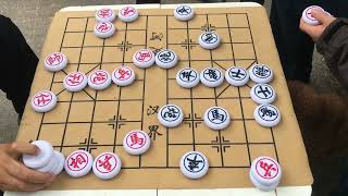 黑棋大爷第一次来下棋，从下棋布局来看是个高手，攻防兼备很厉害