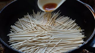 【E】才知道，原來面條還能這樣吃，不用水煮，比炒面還好吃，太香了 Noodles, snacks