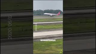 Watch planes take off and land 川航雄姿#成都 #雙流機場 #谷粒多英雄爭霸賽 #四川航空 天外飛人